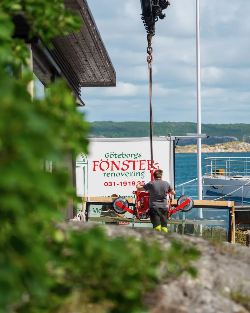 Göteborgs Fönsterrenovering ute på uppdrag för att leverera fönster till en kund på Västkusten.