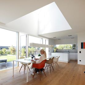 Möblerat kök med stora fönster 